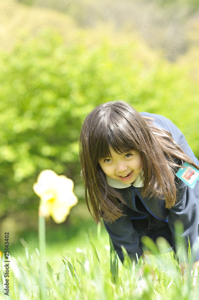 Obraz premium スイセンの花を見てる女の子