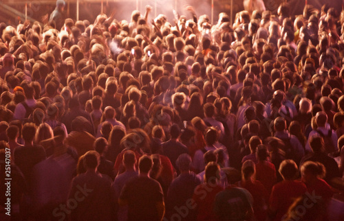 foule gens concert spectacle fan tête debout attente musique fes