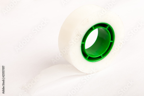 Rouleau de scotch blanc