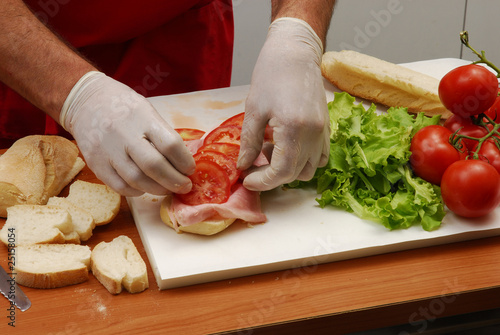 Manos preparando sandwitch. photo