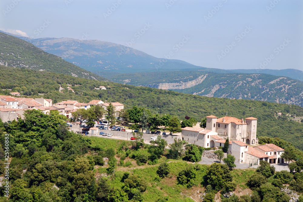 Vue d'un village provençal de montagne