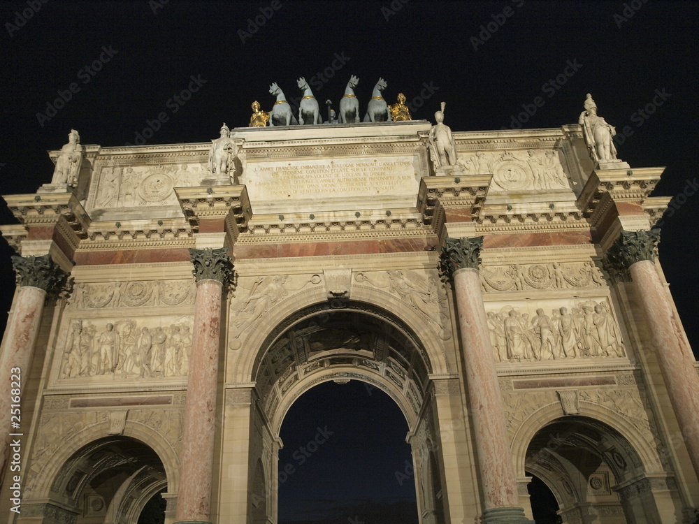 Obraz premium Arco del triunfo del Louvre en Paris