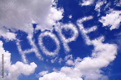 青空に浮かぶHOPEの文字
