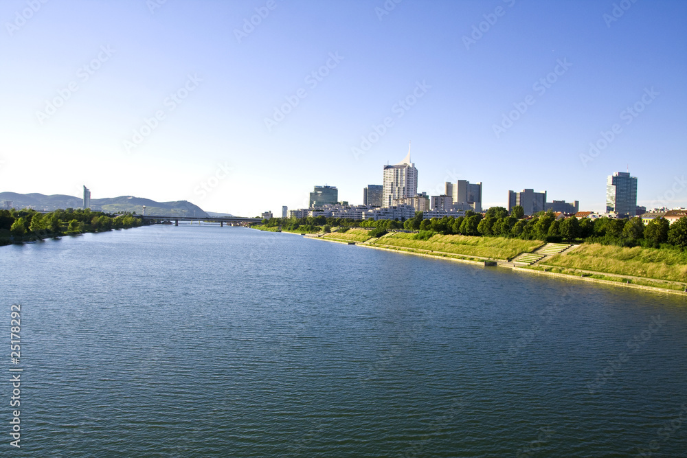 Fototapeta premium skylines at Danube in Austria