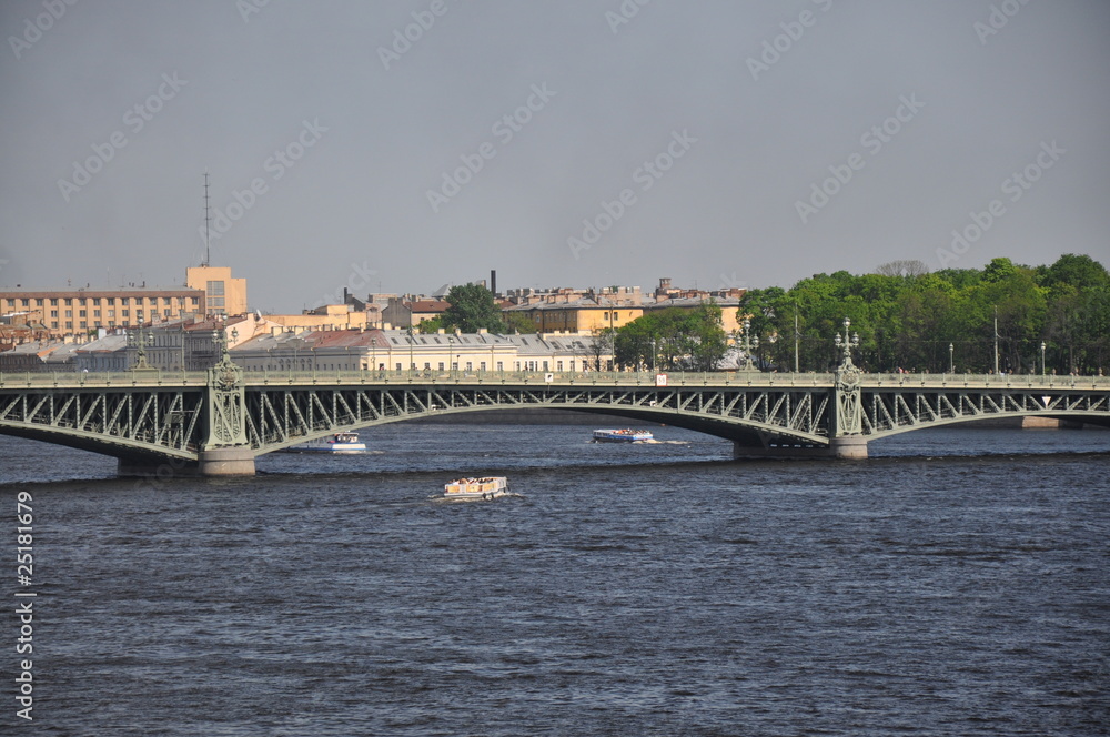 Fototapeta premium Троицкий мост через Неву. Санкт-Петербург