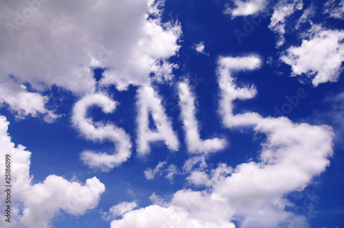 青空に浮かぶSALEの文字