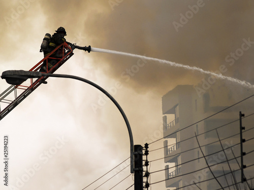 Bombero apagando incendio