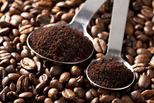 コーヒー豆と計量スプーン