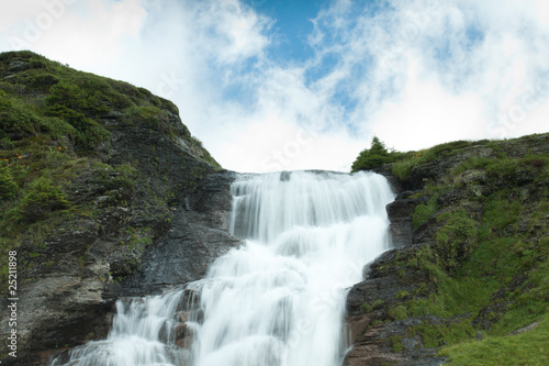Fototapeta Naklejka Na Ścianę i Meble -  The waterfall
