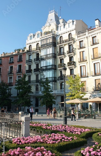 édifice typique et parc de Madrid, Espagne