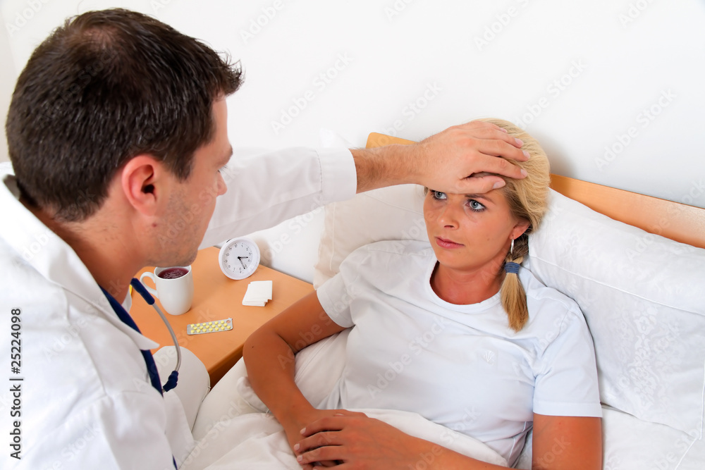 Arzt bei Hausbesuch. Untersucht kranke Frau. StockFoto Adobe Stock