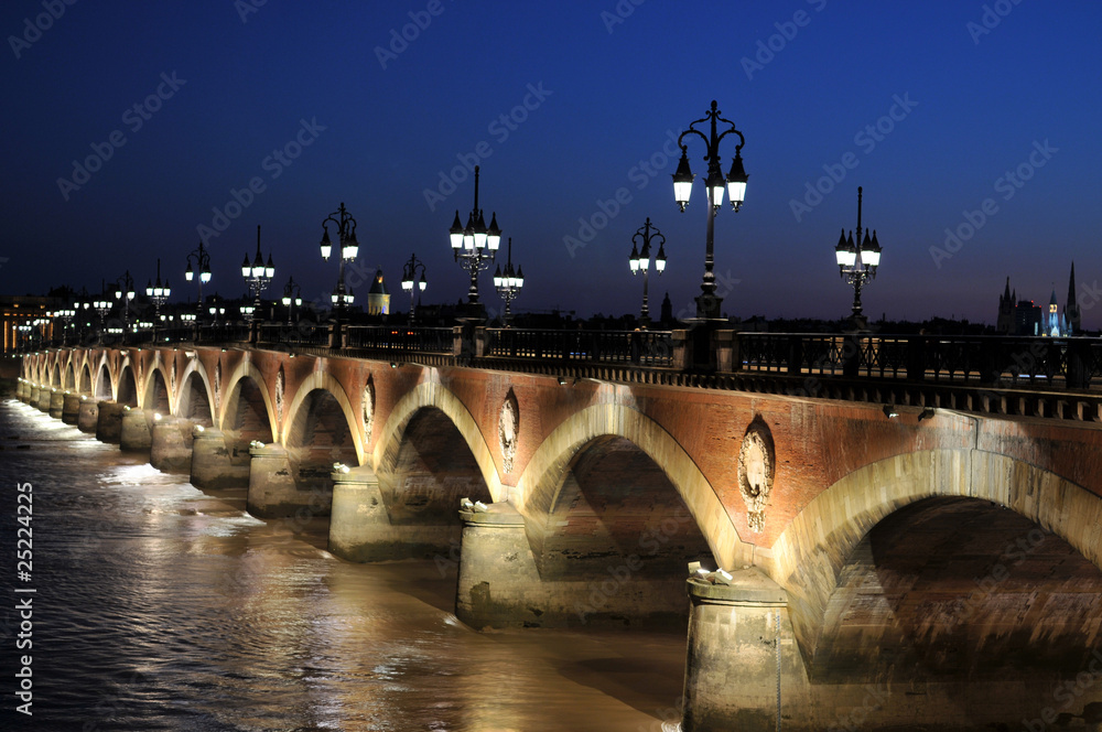 Nuit sur le pont de pierre