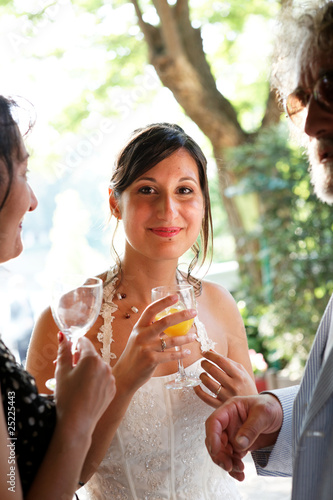 gros plan sur la mariée au vin d'honneur