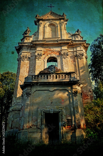 Obraz na płótnie Abandoned church ruins in grunge style w salonie