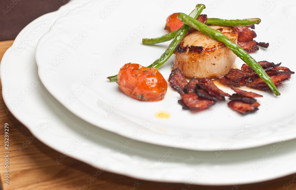 Scallops with bacon and aspargus and some tomatoes Scallops with bacon and aspargus and some tomatoes