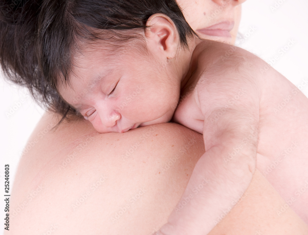 nourrisson de 10 jours qui dort sur sa maman nourrisson de 10 jours qui dort sur sa maman