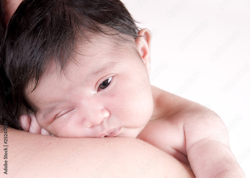 nourrisson qui s'endort sur l'épaule de sa maman nourrisson qui s'endort sur l'épaule de sa maman