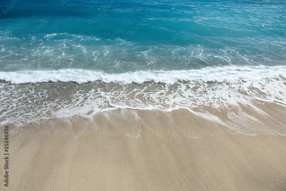 plage de sable blanc et mer turquoise des îles australes