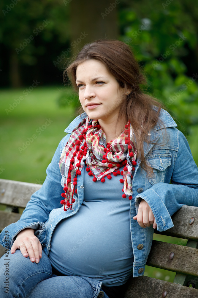 Obraz premium Beautiful pregnant woman in the park
