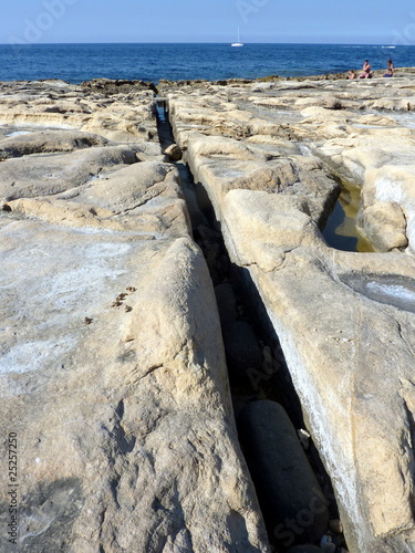 spiaggia di pietra con canale verso il mare photo