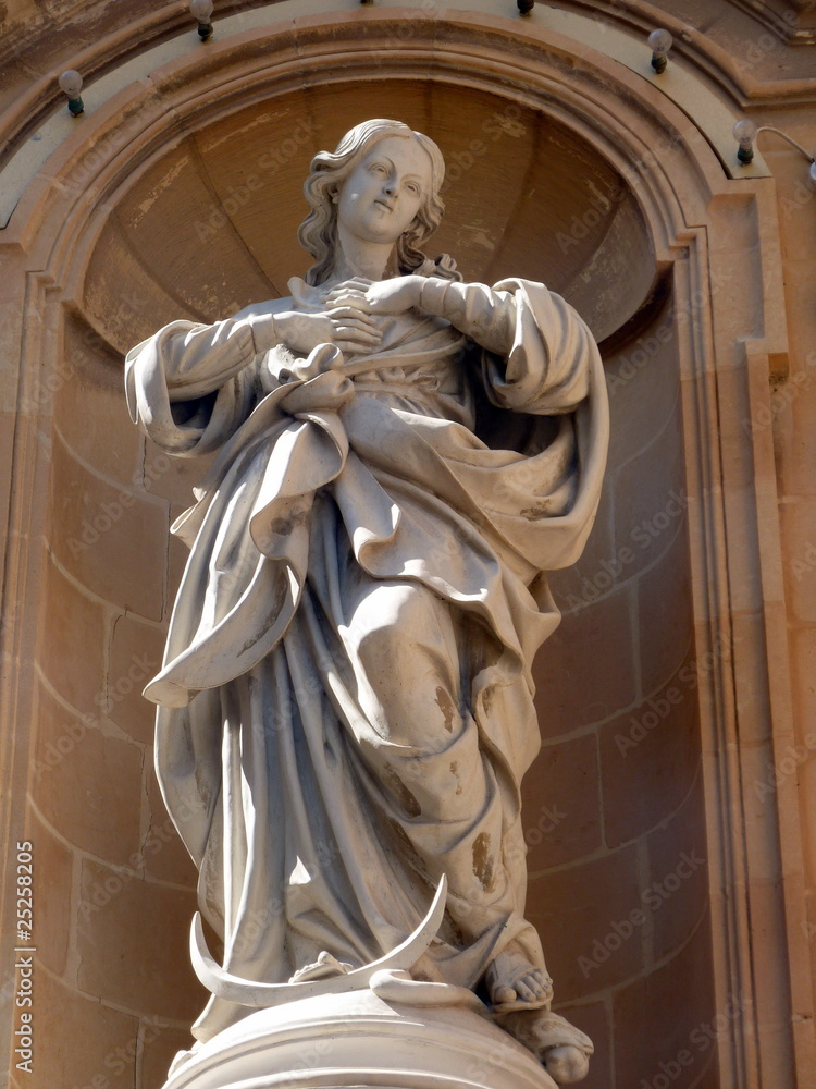 statua in pietra della Vergine Maria
