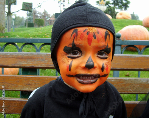 enfant déguisé en citrouille pour halloween photo