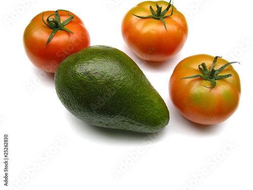 Avocado mit Tomaten