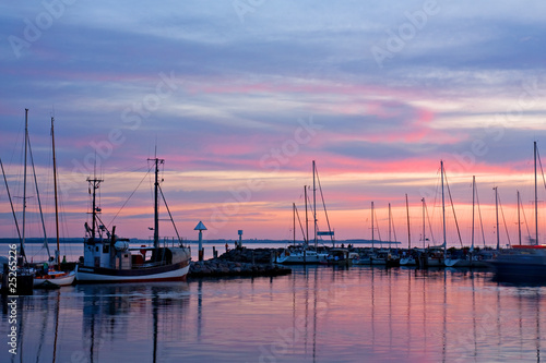 Fototapeta Naklejka Na Ścianę i Meble -  Sonnenuntergang im Hafen von Timmendorf, Insel Poel