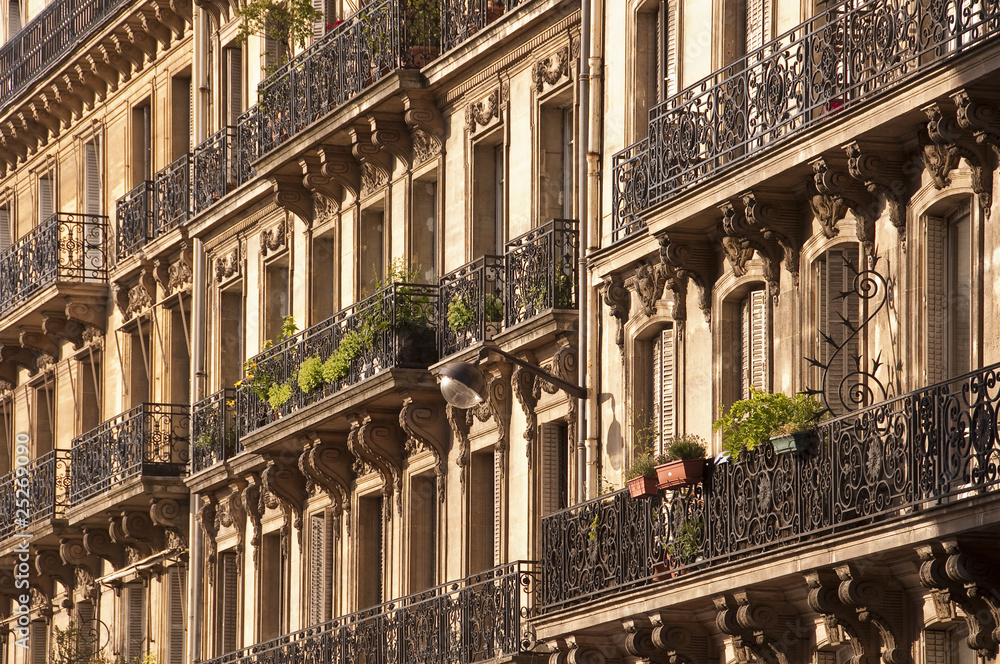 Fenêtres et balcons sur la façade d'un immeuble hausmannien typique de l'architecture à Paris, appartement et logements, marche de l'immobilier parisien - France