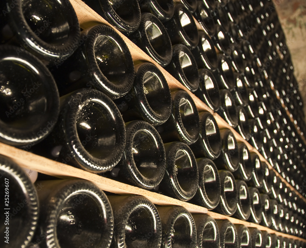 Rangées de bouteilles dans une cave d'un vigneron de Champagne - France Rangées de bouteilles dans une cave d'un vigneron de Champagne - France
