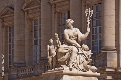 La Paix portant un caducée au château de Versailles - France