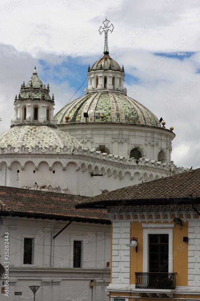 Domes dans le ciel de Quito (horizontal)