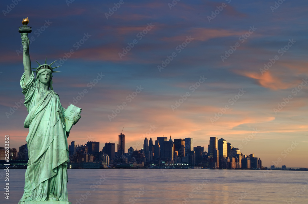 Fototapeta premium tourism concept new york city with statue liberty