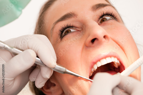 Patientin bei Zahnarzt - Behandlung mit Bohren