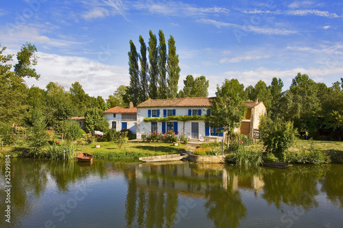 france; 85; marais poitevin; sèvre niortaise : maison et jardin