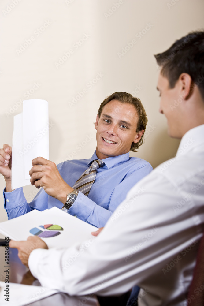 Obraz premium Businessmen discussing financial results