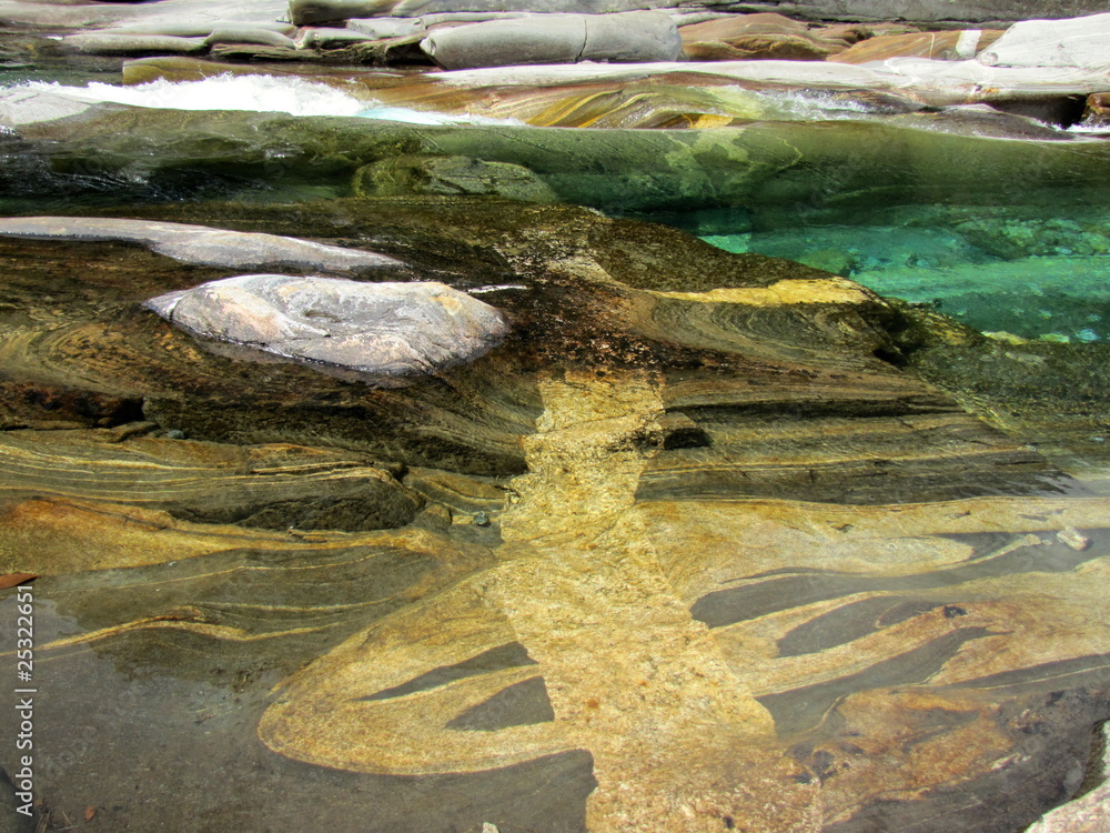 Eaux transparentes de la Verzasca.