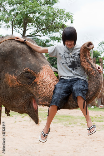 Teenager mit Elefant