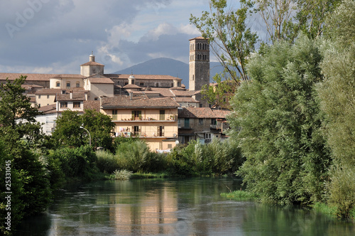 Valokuva rieti, il centro ed il duomo visti dal fiume  velino