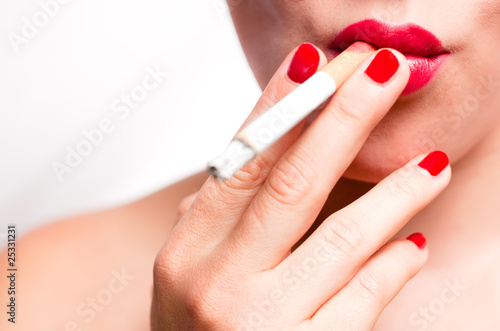 Mund mit roten Lippen und roten Fingernägeln beim Rauchen V2