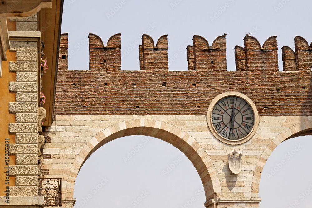 Stadttor und Eingang zur Piazza Bra in Verona, Venetien, Italien
