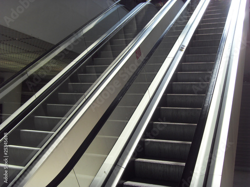 escalator dans un centre commercial