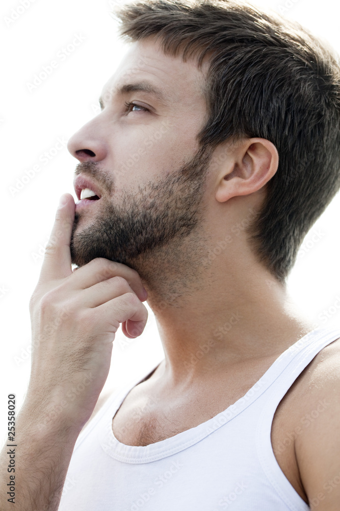 jeune homme en réflexion jeune homme en réflexion