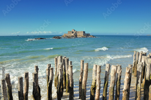 Le Fort National en baie de Saint Malo à marée haute photo