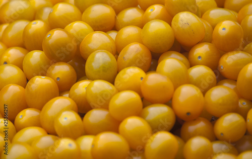 Żółte pomidory na targu