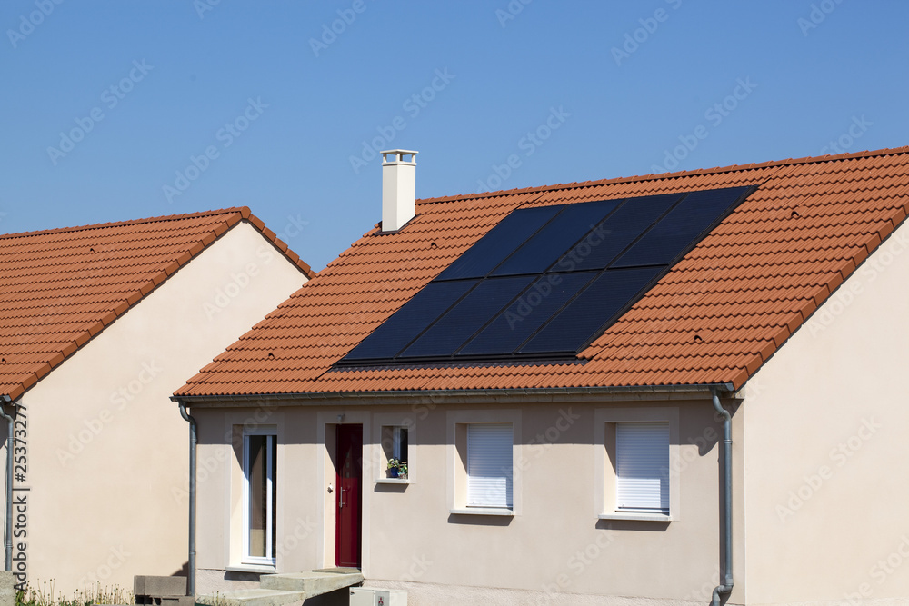 panneau solaire sur toit de maison