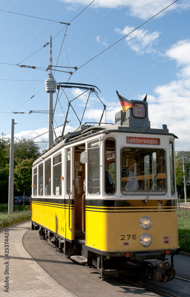 Historische Straßenbahn Stuttgart vor dem Fernsehturm