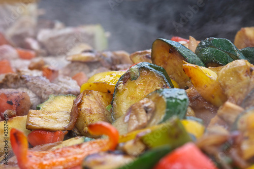 Légumes et brochettes à la plancha