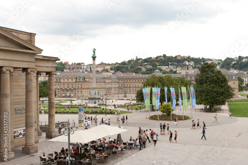 Blick auf den Stuttgarter Schlossplatz von kleinem Schlossplatz