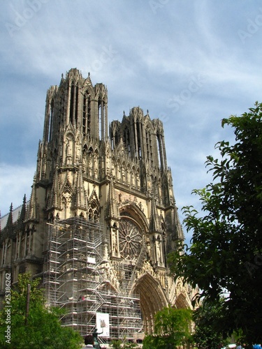 Facade en rénovation de la cathedrale de Reims
